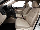  Front seats from Drivers Side photo