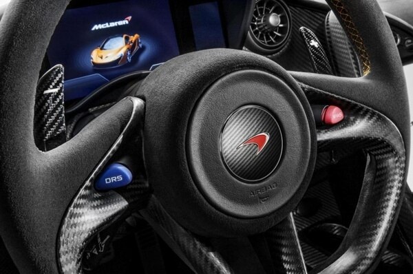 mclaren-p1-steering-wheel-buttons-for-drs-and-ipas-600-001