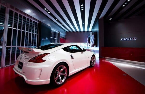 nissan-370z-nismo-in-showroom-600-001