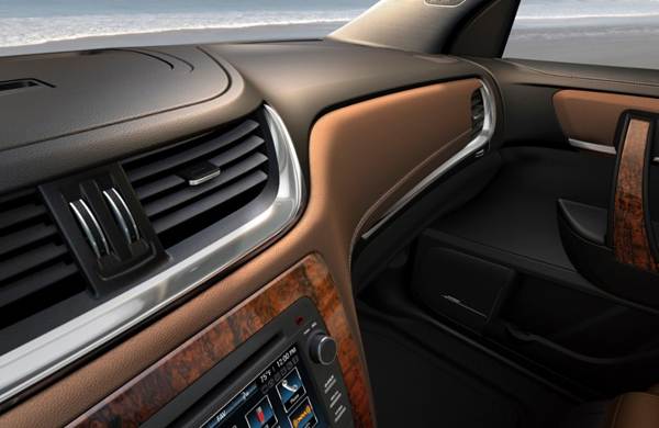 2013-chevrolet-traverse-dash-detail-600-001