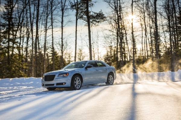 2013-chrysler-300--glacier-edition(7)-600-001