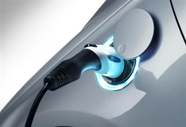 2013-ford-fusion-energi-charging-port-detail-600-001