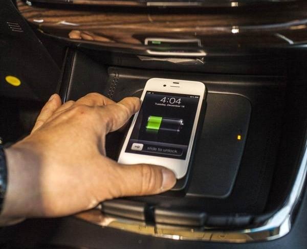 2013-toyota-avalon-qi-wireless-charging-detail1-600-001