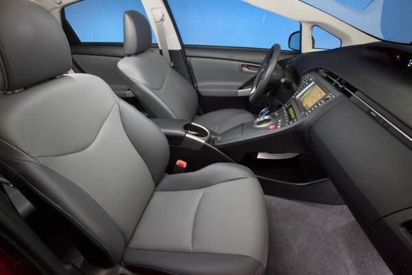 2012_toyota_prius_010-600-001
