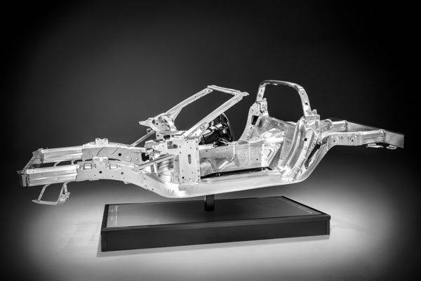 2014-chevrolet-corvette-027-600-001