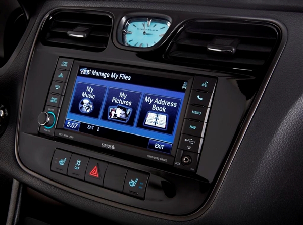 2013.5-chrysler-200-s-special-edition-center-display-detail-600-001