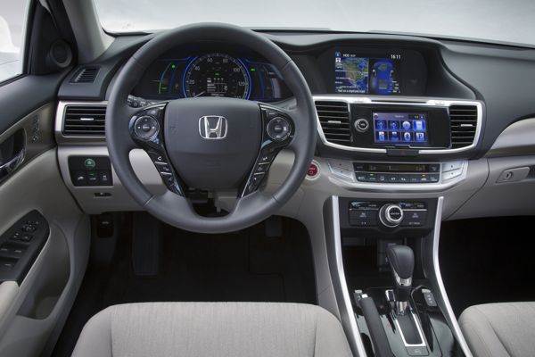 2014_honda_accord_phev_int_005_medium-600-001