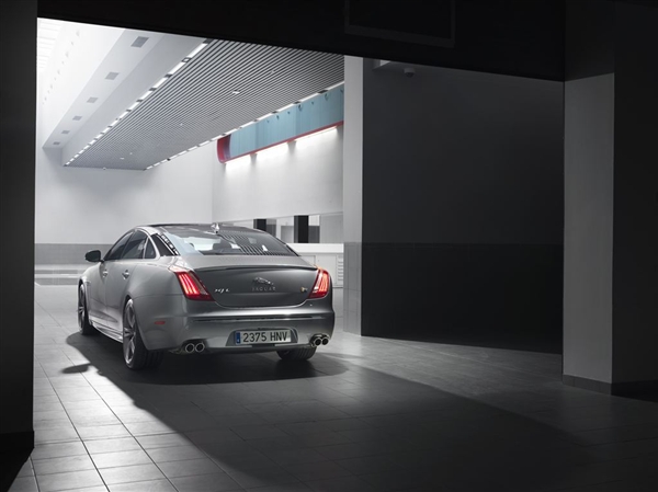 jag_xjr_image_8_260313_lowres-600-001