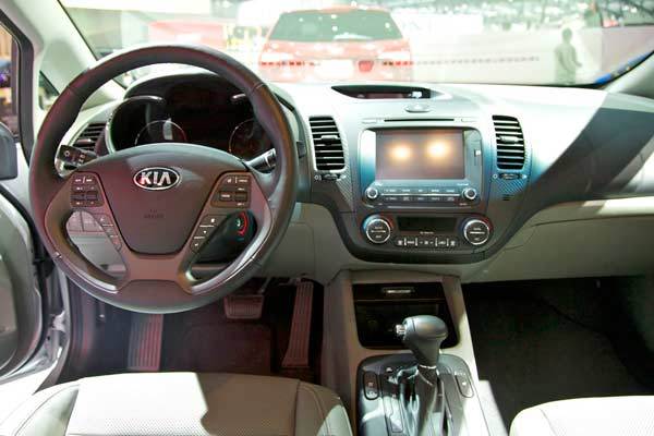 kia-forte-show-interior-600-600-001