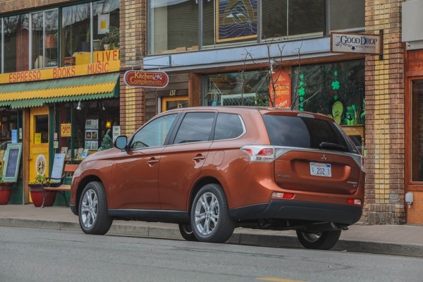 14_outlander_exterior-45-600-001