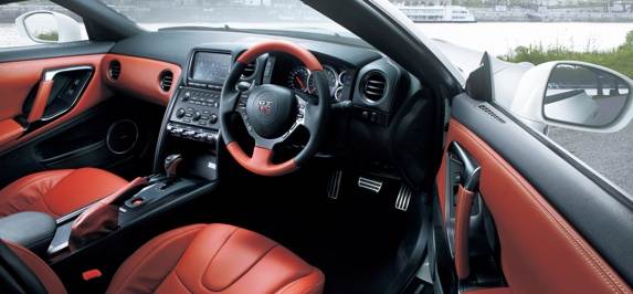 2013_nissan_gtr_05-600-001
