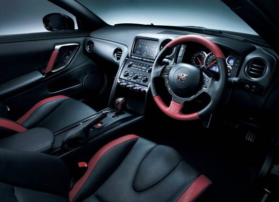 2013_nissan_gtr_09-600-001