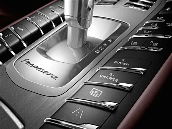 2014-porsche-panamera-s-e-hybrtid-shifter-console-detail-600-001