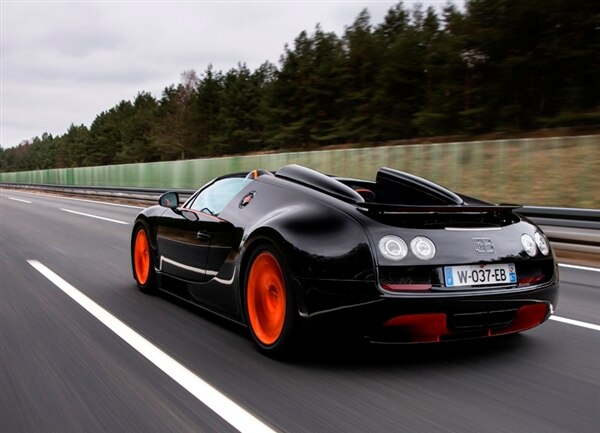 bugatti-164-veyron-grand-sport-vitesse-rear-pan-action1-600-001
