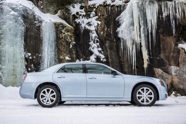2013 Chrysler 300: Should you add the all-wheel drive? 15