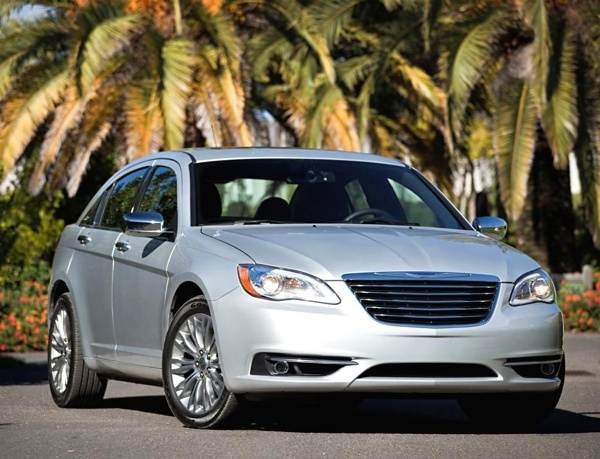 2013-chrysler-200-sedan-front-static-600-001