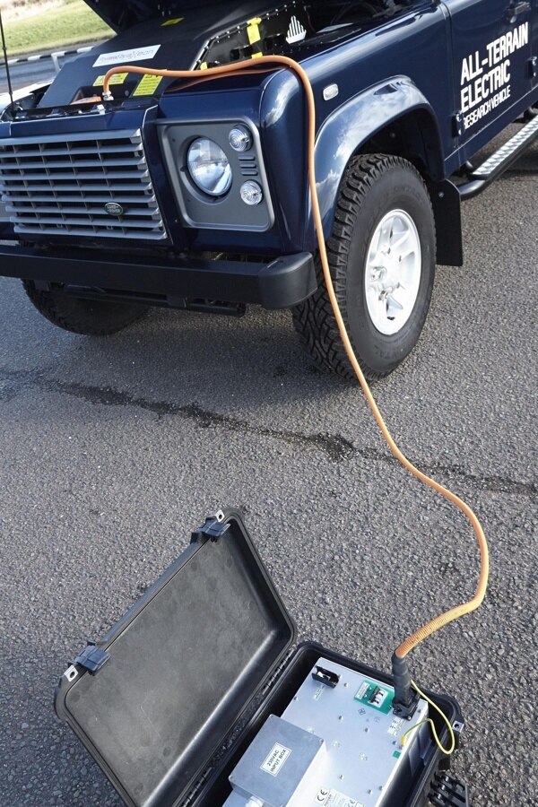 654067_electric_defender_13my_280213_06-600-001