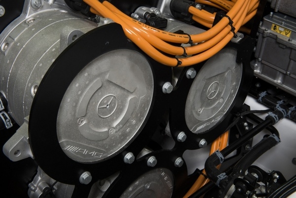 mercedes-cigarette-boat-(4)-600-001