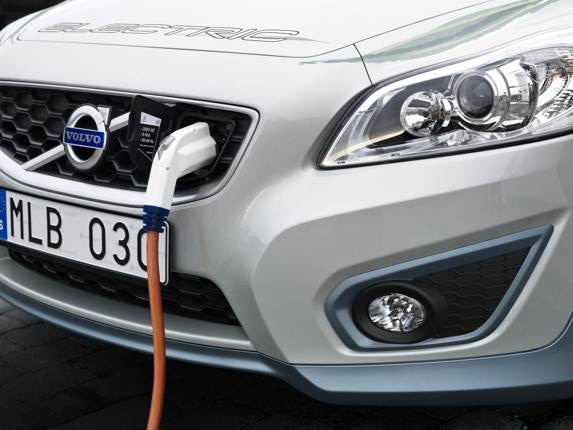 volvo-flexible-fast-charger-plug-in-port-600-001
