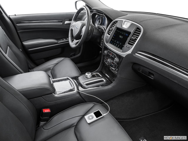 2015 Chrysler 300C Platinum: The Likeable Dinosaur - The Car Guide
