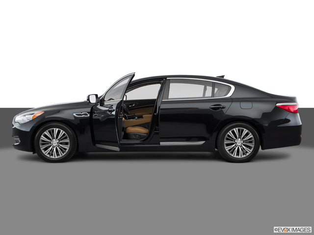 Side profile of the 2017 Kia K900 showing length and design compared with other full-size alternatives