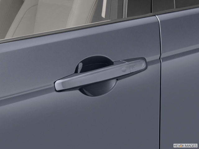 2025 Land Rover Discovery Sport Exterior: 1