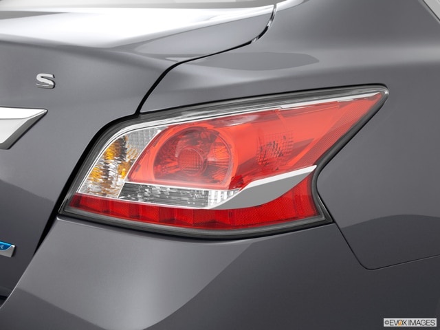 2014 nissan deals altima tail light