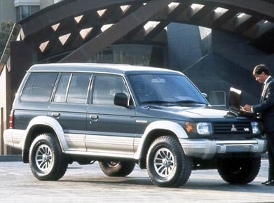 Montero SR Sport Utility 4D image