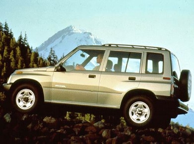 Tracker Sport Utility 4D image