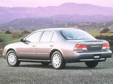 Maxima GXE Sedan 4D image