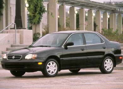 Esteem GL Sedan 4D image