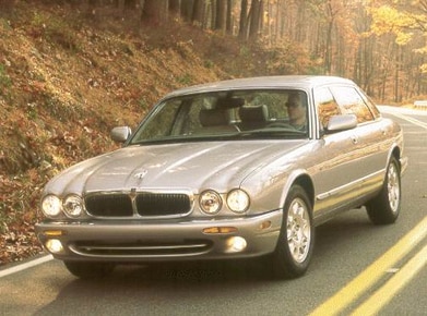 XJ8 L Sedan 4D image
