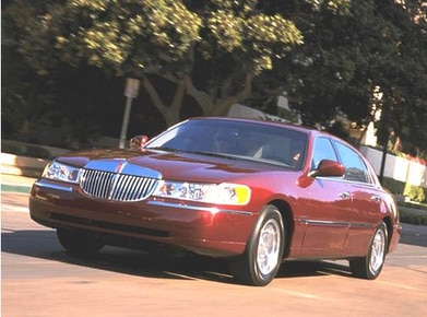 Town Car Signature Touring Sedan 4D image