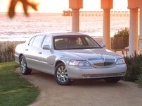 2003 Lincoln Town Car Signature Sedan 4D