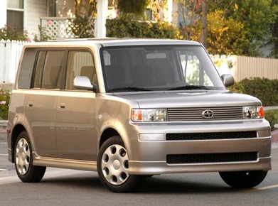 xB Hatchback 4D image