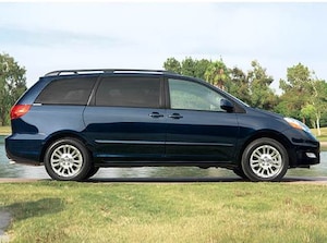 2007 Toyota Sienna XLE Minivan 4D