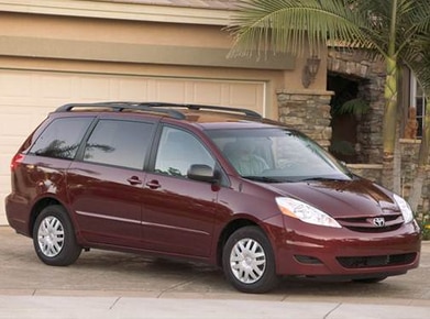 Sienna CE Minivan 4D image