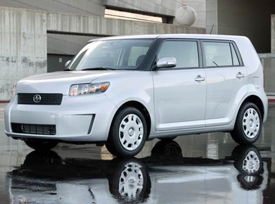 xB Hatchback 4D image