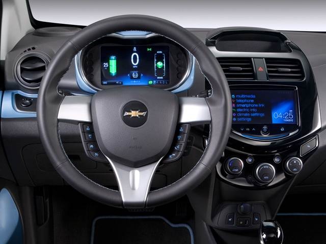 https://file.kelleybluebookimages.com/kbb/base/house/2016/2016-Chevrolet-Spark%20EV-SteeringColumn_CHSPAEVINT1653_640x480.jpg